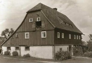 Waltersdorf. Umgebindehaus mit verschaltem Giebel der Westseite, Hauptstraße 133