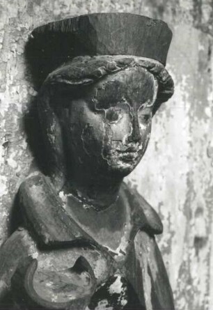 Kopf einer weiblichen Heiligenfigur