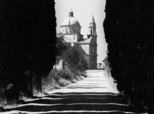 Blick entlang einer Alle auf die Kirche Madonna di San Biagio in Montepulciano