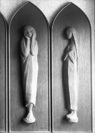 Die Tänzerin & Die Erwartende : Fries der Lauschenden. Die Tänzerin und die Erwartende. Terrakotta; H. 86 cm bzw. H. 84,5 cm (1926; E. Barlach)