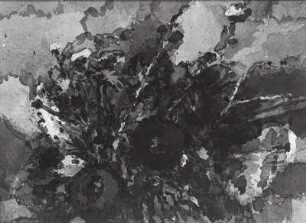 Blumenstück vor grauer Wand