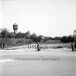 Industriestraße bei der Eröffnung: im Hintergrund der alte Wasserturm