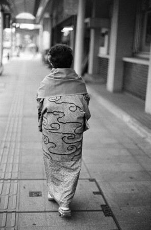 Portrait von Chiyoko San im Kimono auf der Straße