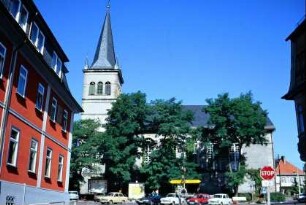Kirche, Parkplatz vor der Kirche und Gebäude im Umfeld