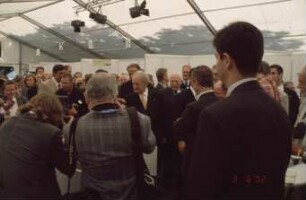 Woche der Umwelt Berlin 2002, Bundespräsident Rau beim Rundgang vor dem Stand der Landtechnik Weihenstephan