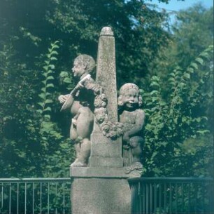 Puttenfiguren auf einer Saalebrücke