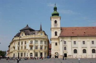 Sibiu - Ansicht aus der Altstadt : Stadthaus links und Katholische Stadtkirche am Marktplatz von Sibiu (Hermannstadt), 2007 Kulturhauptstadt Europas, aufgenommen 2007