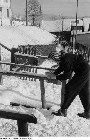 Renate Rössing in einer Winterlandschaft