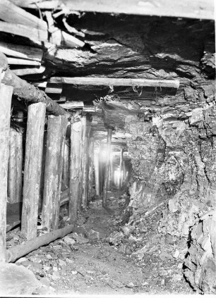 Carolaschacht. ½18. Sohle. Im Streb (mit Hauptflöz, Unterrotliegendes) : Freital-Zauckerode. Carolaschacht. ½18. Sohle. Im Streb (mit Hauptflöz, Unterrotliegendes)