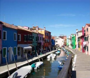 Burano: Impression Burano, Kanal mit bunten Hausfassaden