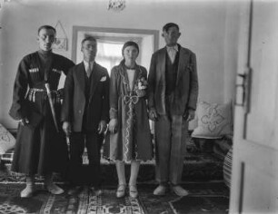 Gruppenportrait junger Tscherkessen. : Gruppenportrait von vier jungen Tscherkessen.