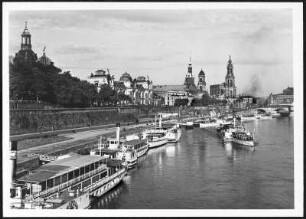 Dampferlandeplatz : Dresden-Altstadt. Blick von der Carolabrücke auf das Terrassenufer mit den Anlegestellen der Weißen Flotte und die Silhouette der Altstadt