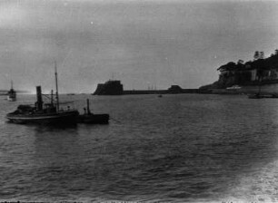 Hafen von Funchal : Ein Schlepper im Hafen von Funchal. Im Hintergurnd ein altes Fort.