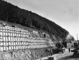 Bergseitige Stützmauer, km 152,908 Diese Stützmauerlücke wurde am 16.08.1956 geschlossen.