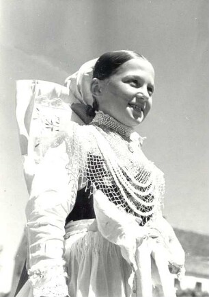 Brautjungfer aus Crostwitz : Kleidung - katholische Tracht. Ort: Chrósćicy / Crostwitz. Brautjungfer (družka). Fronleichnam 1936.