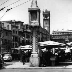 Colonna del Mercato : Verona. Piazza delle Erbe. Straßenbild mit Colonna del Mercato (E. 14. Jh., mit 1929 eingefügten Heiligen-Reliefs)