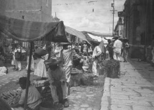Markt in Oaxaca de Juárez : Blick über den Marktplatz mit Ständen und Händlern in Oaxaca de Juárez