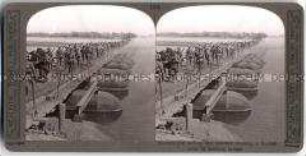 Südafrikanische(?) Soldaten überwqueren einen Fluss auf einer Ponton-Brücke
