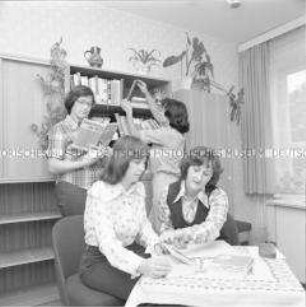 Erzieherinnen des Kindergartens in der Dregerhoffstraße in Berlin-Köpenick bei der Lektüre sozialistischer Literatur