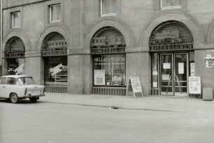 Dresden-Altstadt, Kreuzstraße 8. Reisebüro (ehem. Modelleisenbahnen führender Laden) im Rathausflügel (Wiederaufbau 1948-1952)