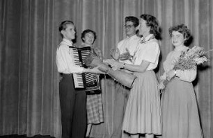 Australisches Nationalprogramm anlässlich der III. Weltfestspiele der Jugend und Studenten in Berlin 5. - 19. Aug. 1951 : Australische Ensemblemitglieder überreichen einem Akkordeonspieler eine Geschenk