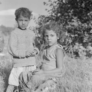 Kinderporträts der bulgarischen Kinder die zwischen Rila - und Pirin-Gebirge leben