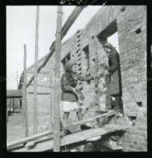 Arbeitsmaiden des Reichsarbeitsdienstes leisten Kriegshilfsdienst bei Bauarbeiten
