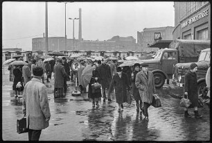 Drittes Passierscheinabkommen 1965, Bild 1: Westberliner vom Grenzübergang Friedrichstraße kommend. SW-Foto, Dezember 1965 © Kurt Schwarz.