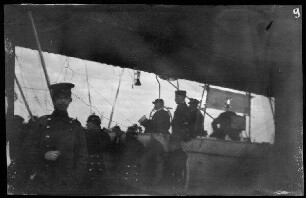 bei Loiching (Lkr. Dingolfing-Landau): Personen (unter ihnen Ferdinand Graf von Zeppelin?) unterhalb des Zeppelins (?)