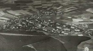Arnsdorf. Ortsansicht mit Landesanstalt (Sächsisches Krankenhaus Arnsdorf). Luftbild-Schrägaufnahme von Südwest