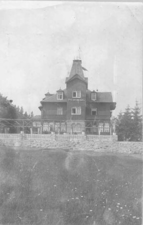 Bärenfels. Hotel Felsenburg. Ansicht mit Terrasse