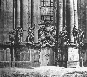 Krzeszów / Grüssau (Kamienna Góra), ehem. Zisterzienserabtei, Klosterkirche, von Westen, Portal; Entwurf aus dem Kreis um K. I. Dientzenhofer oder Chr. Tausch; Leitung der Arbeiten J. A. Jentsch; Ausstattung/Fassade F. M. Brokoff