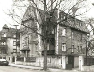 Dresden-Trachau, Reichenberger Straße 11. Wohnhaus (um 1905). Straßenansicht mit Einfriedung von Südwest