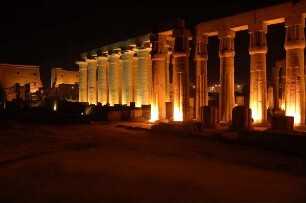 Luxor - Beleuchteter Tempel : Totalansicht Luxor-Tempel, von der Nil-Uferstraße, aufgenommen 2006 in Luxor