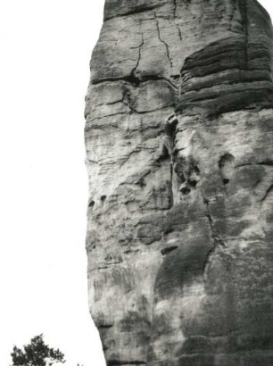 Sächsische Schweiz. Pfaffenstein, Barbarine. Seilschaft Rudolf Stolle an der Talseite (VIIc)