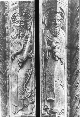 Ferrara, Dom San Giorgio, Westfassade, Hauptportal, Figuren am Gewände: Propheten Jeremias (li) und Jesaias (re)