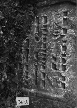 Grabstein 364 Material: Stein Zustand: Inschrift teilweise nicht mehr lesbar Maße HxBxT: 72x73x11 cm Beschreibung: Reihengrab, hebräische Inschrift auf der Vorderseite Symbolik: -- Besonderheit: --: Grabstein 364 A