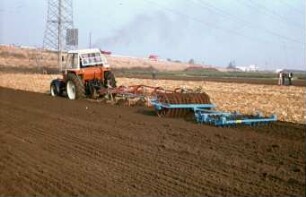 Fotografie: Bodenbearbeitung, Beetpflug, Packerwalze, Krümelwalze