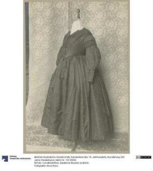 Damenkleid des 19. Jahrhunderts, Ausstellung 200 Jahre Kleiderkunst