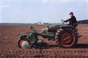 Fotografie: Traktor, Traktorkonzept, Geräteträger, Zwischenachsanbau, Einzelkornsämaschine