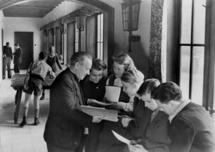 Hamburg-Eimsbüttel. "Heim der offenen Tür" 1951. Der Heimleiter stellt Besuchern das Heim vor. Heute ist es ein Heim für Wohnungslose
