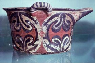 Iraklion. Archäologisches Museum. Kamarés-Keramik, 1900-1700, Henkelwännchen 22x13cm. Höhle von Kamarés