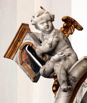 Kanzel mit Immaculata und Evangelisten — Schalldeckel mit Immaculata und Engeln — Engel mit Triumphbogen