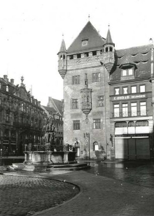 Nürnberg, Nassauer Haus : Nürnberg. Sogenanntes "Nassauer Haus" (Schlüsselfeldersches Stiftungshaus). Blick über den Tugendbrunnen (B. Wurzelbauer)