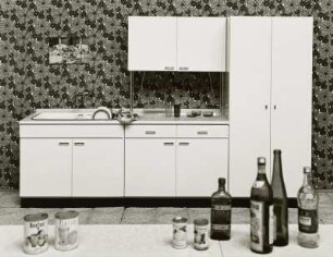 Anbauküche : Leipziger Herbstmesse, 1973. Anbauküche. Holz, kunststoffbeschichtet (1973; VEB Möbelfabrik Salzwedel). Spüle, Hängeschrank, Schrankteil der Flachstrecke und Besenschrank