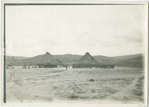 "Dorfplatz mit Aricuna vom Caruai am Roraima"