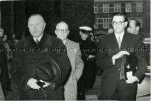 Konrad Adenauer und Walter Hallstein auf dem Weg zu einer Aussenministerkonferenz der Montanunion in Den Haag