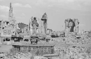 Friedensbrunnen : Dresden, Jüdenhof, Blick vom Friedensbrunnen, auch Türkenbrunnen, zur Ruine der Frauenkirche