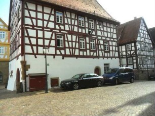 Stadtbild-Kirchplatz-Diakonatshaus (erbaut 1615)-Ansicht von Süden über Traufseite mit Fachwerkobergeschossen in Riegelbauweise auf steinernem Stock