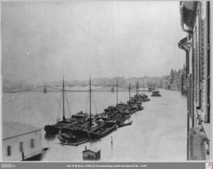 Von der Alten Brücke nach Westen zum Eisernen Steg und Untermainbrücke, Main bei Hochwasser und überschwemmter Mainkai mit Booten